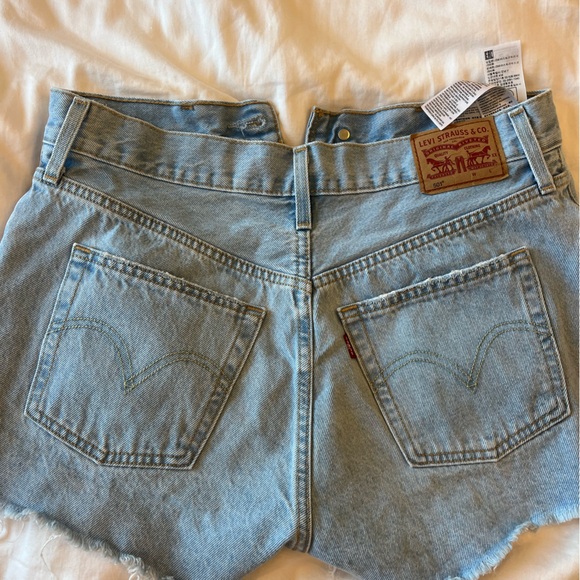 Size 29 Levi 501 jean shorts excellent condition - Picture 1 of 3